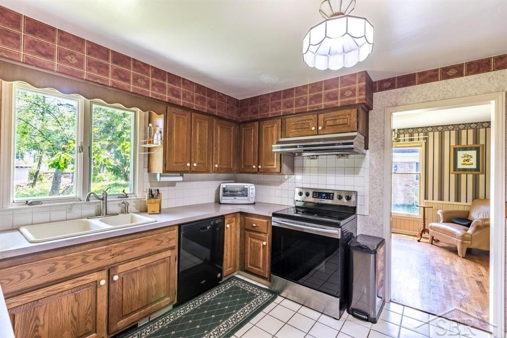 595 Stoneham Road Saginaw, MI 48638 - Photo 6 of 43 50180946-0b8a86dc-245d-4c00-9482-6defd4b3836a.JPG