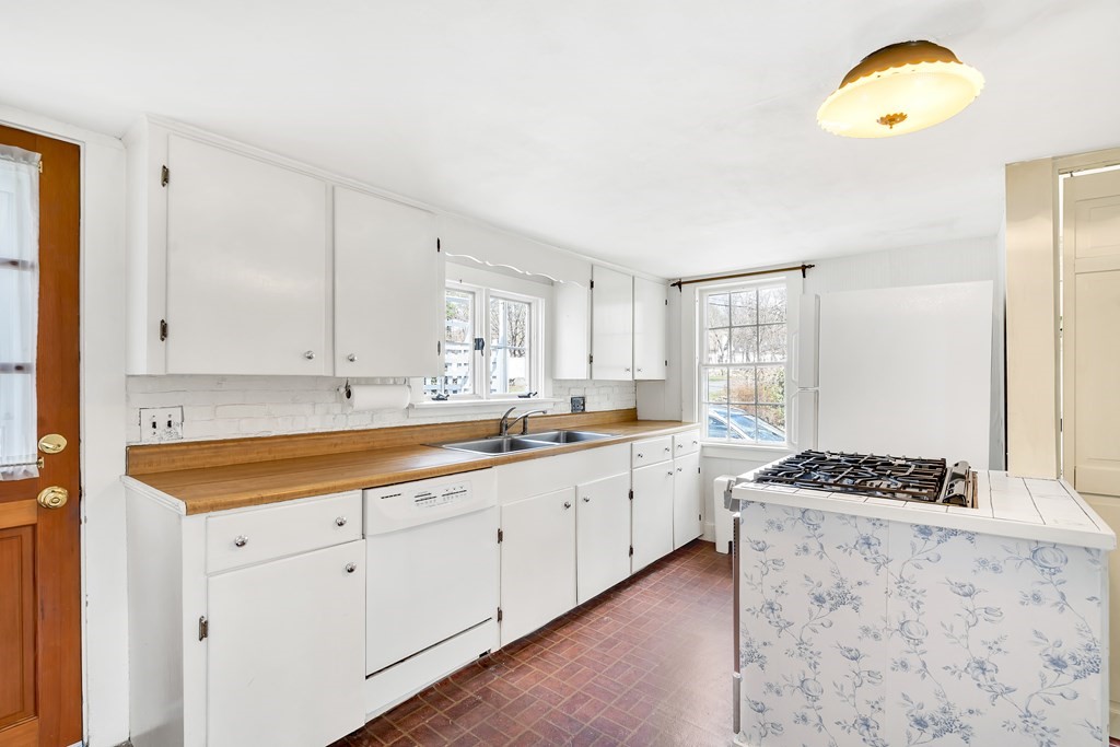 227 Main Street Medway, MA 02053 - Photo 12 of 40