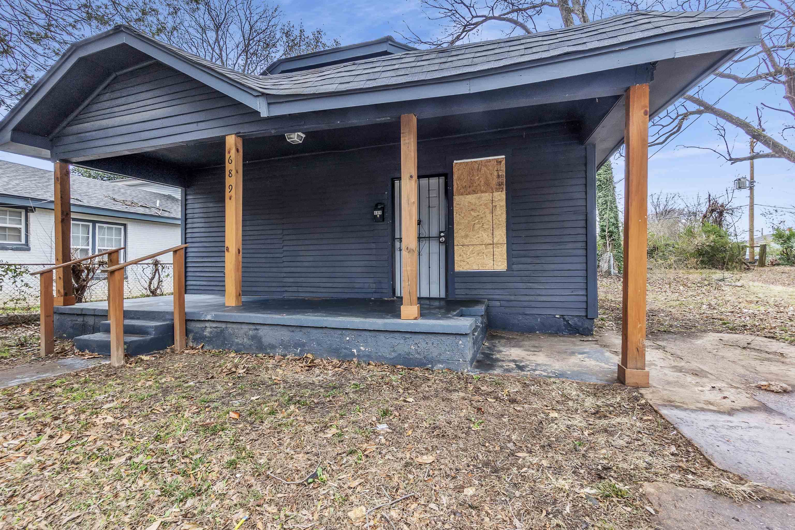 689 Baltimore Street Memphis, TN 38114 - Photo 2 of 14 a front view of a house
