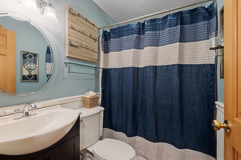 627 Townsend Harbor Road Lunenburg, MA 01462 - Photo 17 of 32