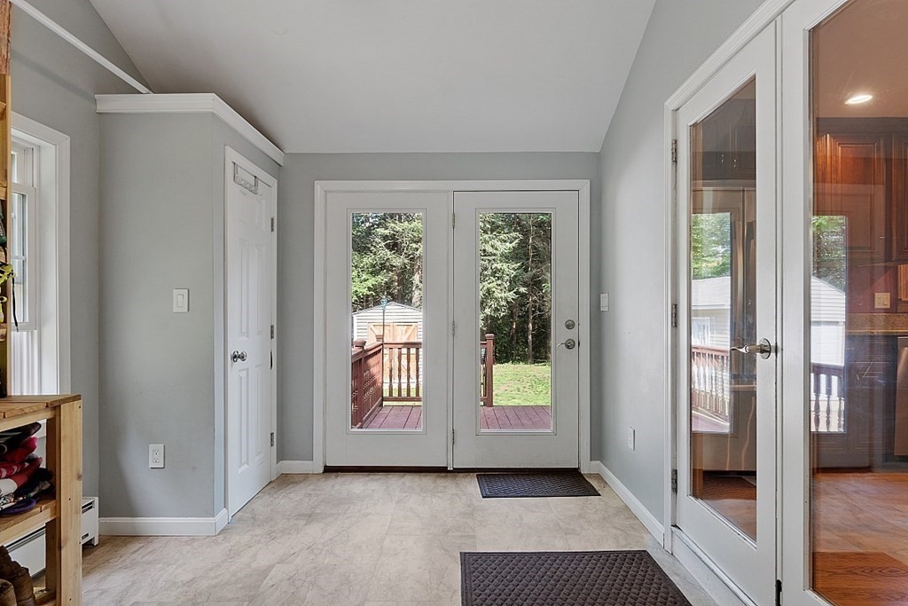 627 Townsend Harbor Road Lunenburg, MA 01462 - Photo 3 of 32