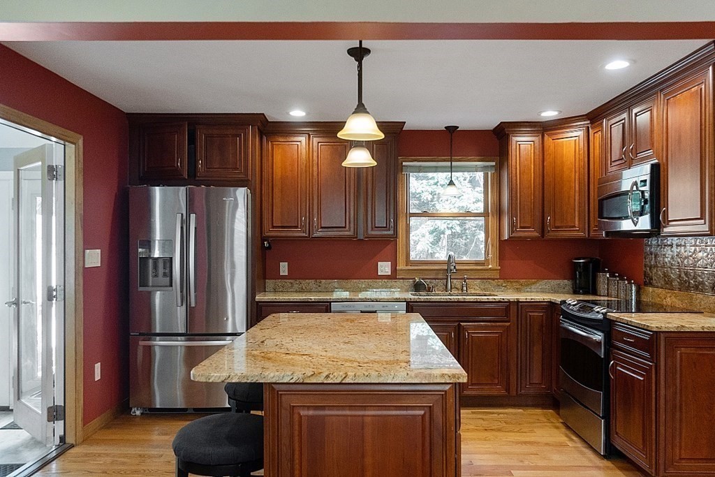 627 Townsend Harbor Road Lunenburg, MA 01462 - Photo 5 of 32