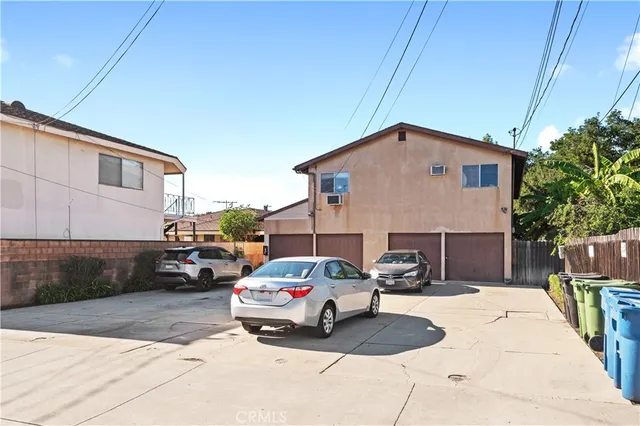 a car parked in front of white house