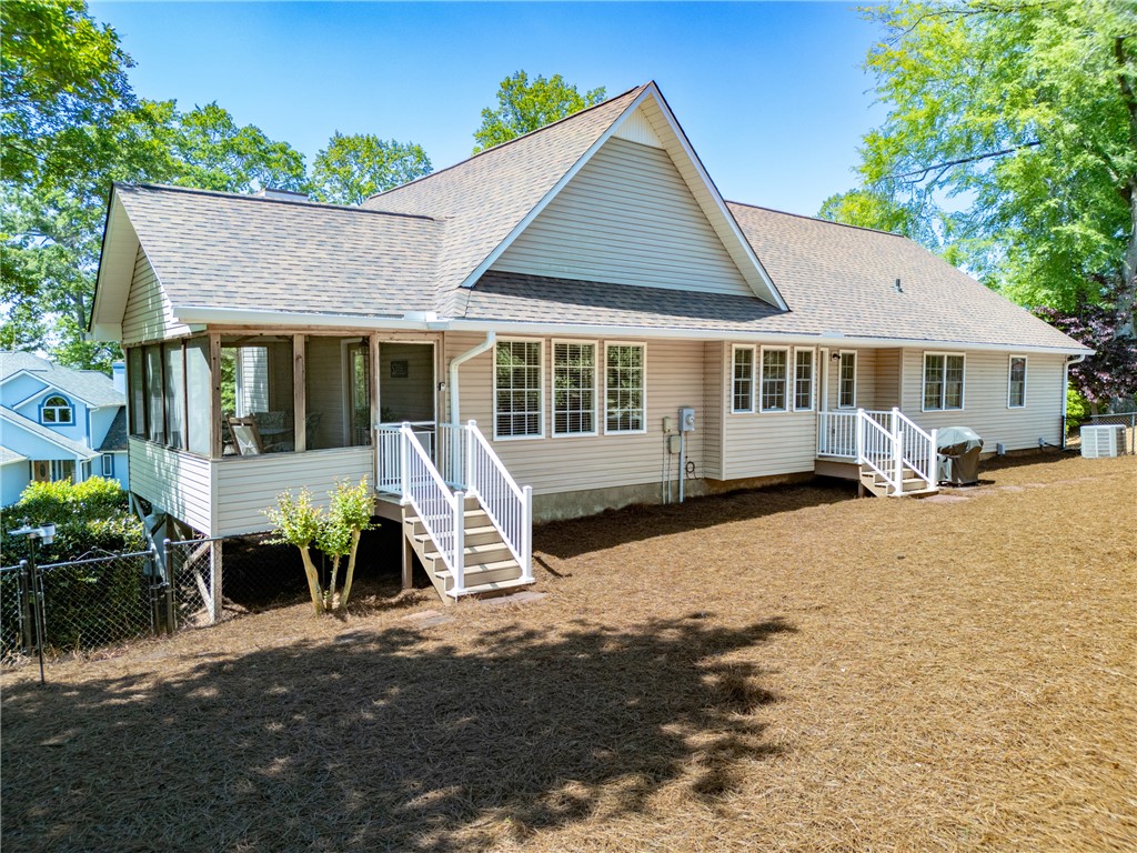 305 Point Pl Drive Westminster, SC 29693 - Photo 2 of 36