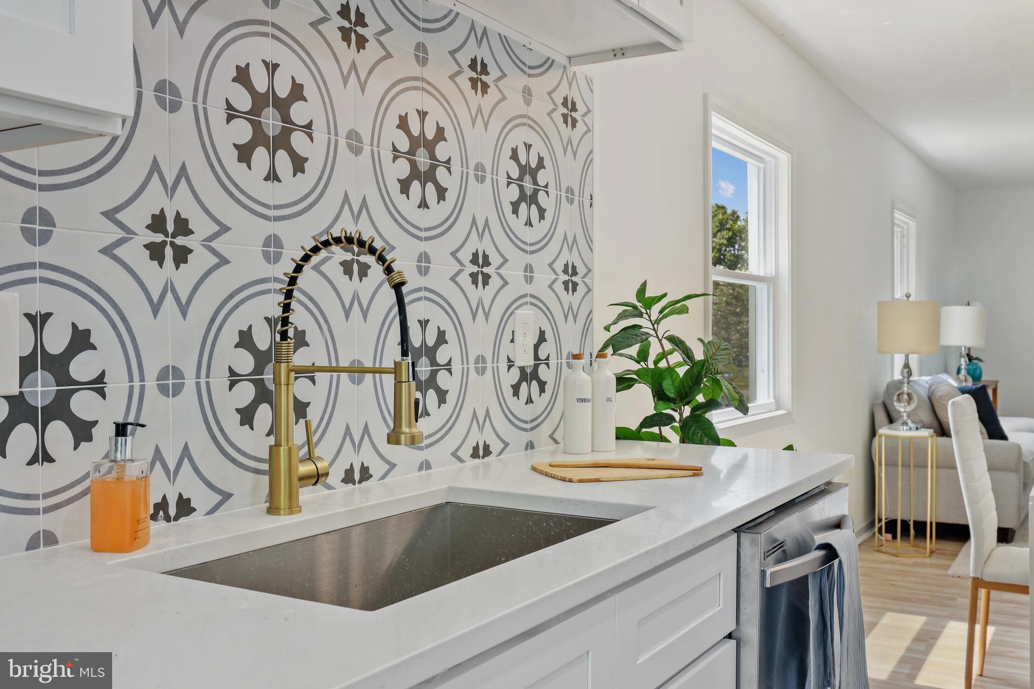 5625 Tramore Road Baltimore, MD 21214 - Photo 10 of 32 Beautiful custom tile backsplash