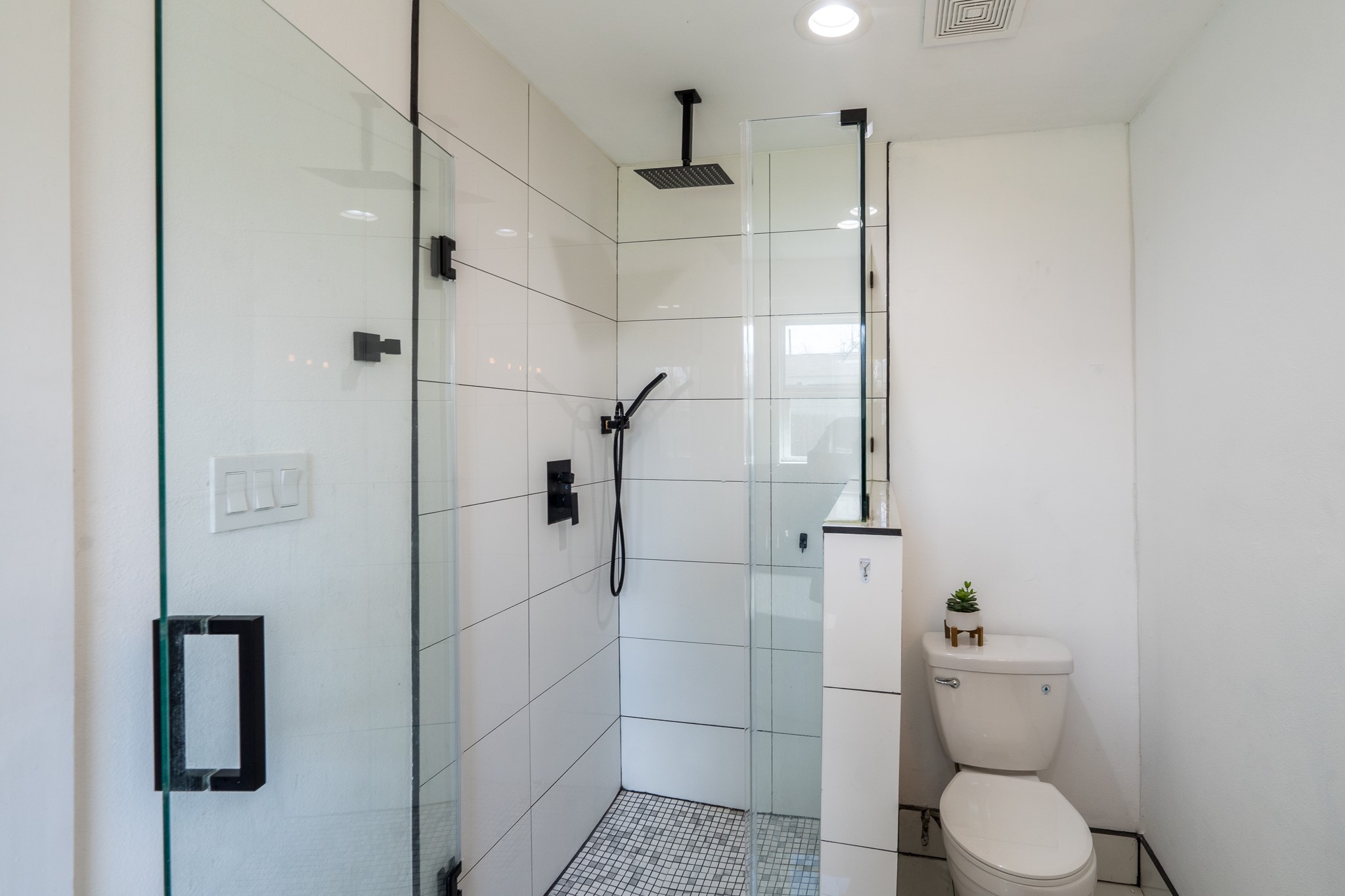 810 Jerry Street Houston, TX 77022 - Photo 12 of 20 a bathroom with a toilet and a shower