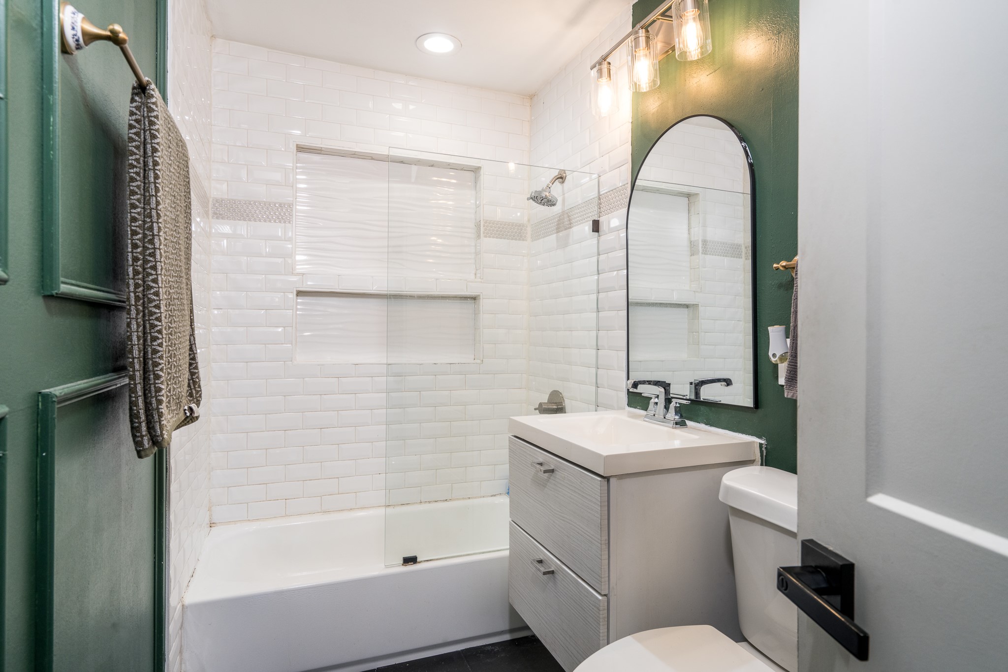 810 Jerry Street Houston, TX 77022 - Photo 15 of 20 a bathroom with a sink toilet and shower