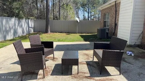 $1,700 | 6004 East Jackson Street, Bay St. Louis, MS 39520