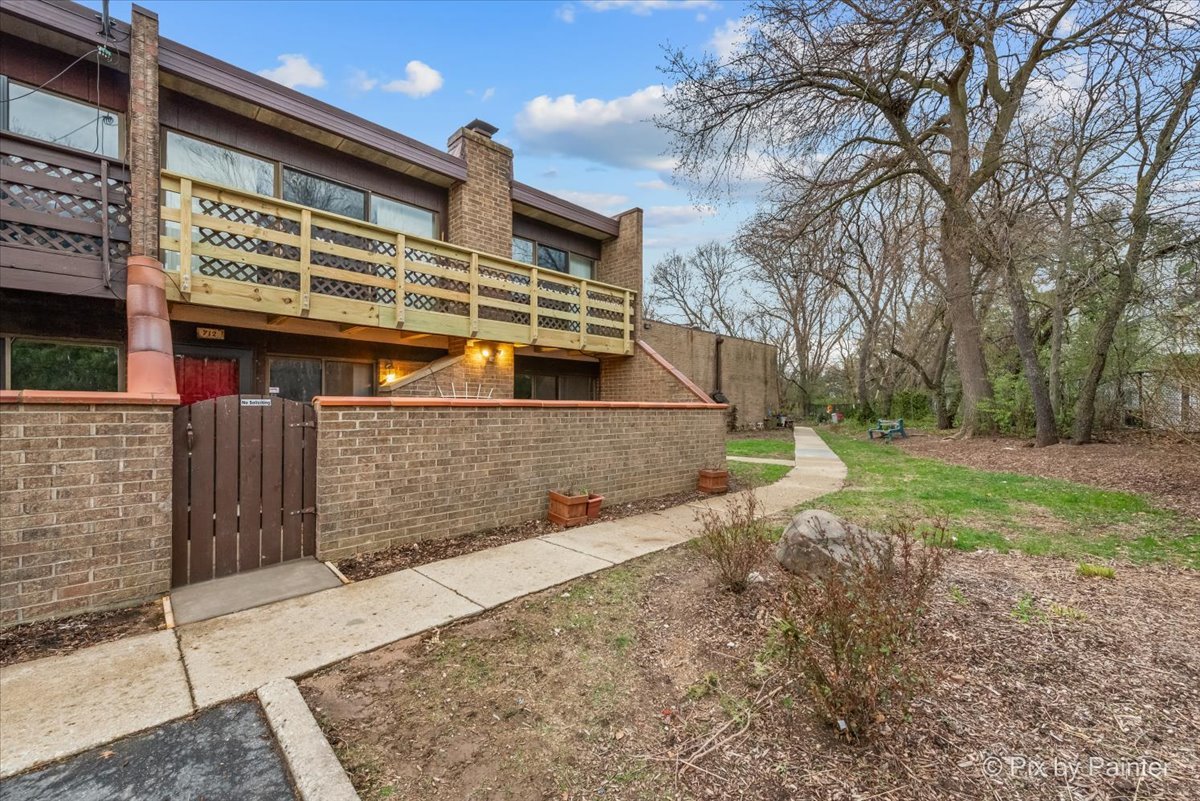 a view of a house with backyard and trees