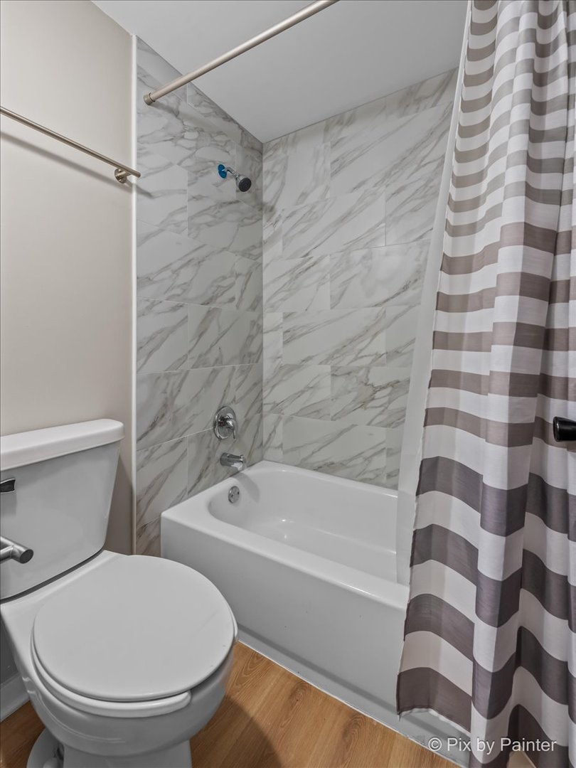 712 Kenneth Circle Elgin, IL 60120 - Photo 18 of 27 a bathroom with a toilet and a bathtub