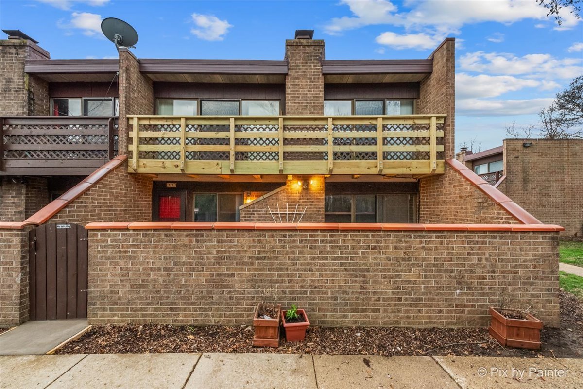 712 Kenneth Circle Elgin, IL 60120 - Photo 24 of 27 a front view of a house