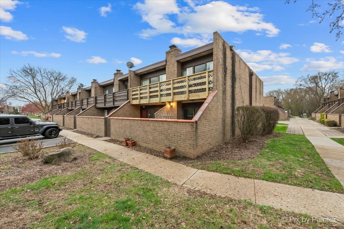 712 Kenneth Circle Elgin, IL 60120 - Photo 25 of 27 a view of a large building