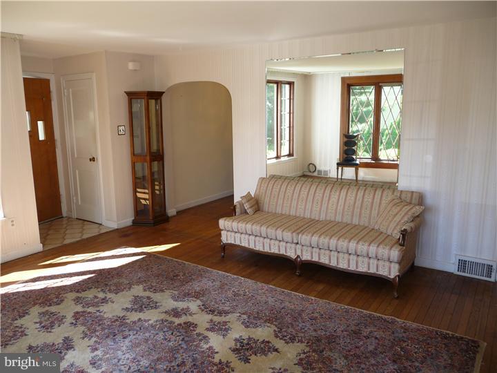 2715 Old Cedar Grove Road Broomall, PA 19008 - Photo 17 of 21 Living Room