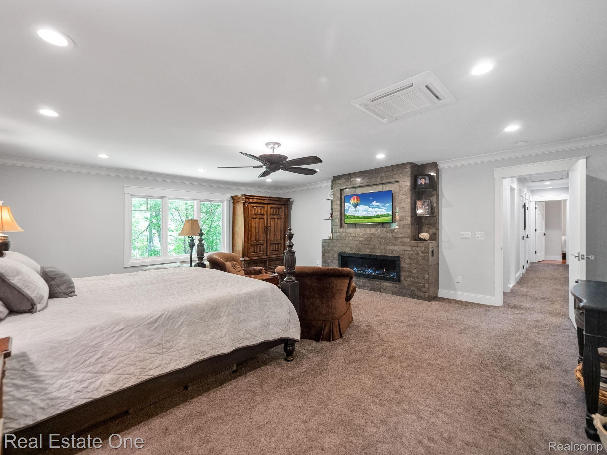 1090 Avon Circle West Rochester, MI 48309 - Photo 50 of 71 36.jpg