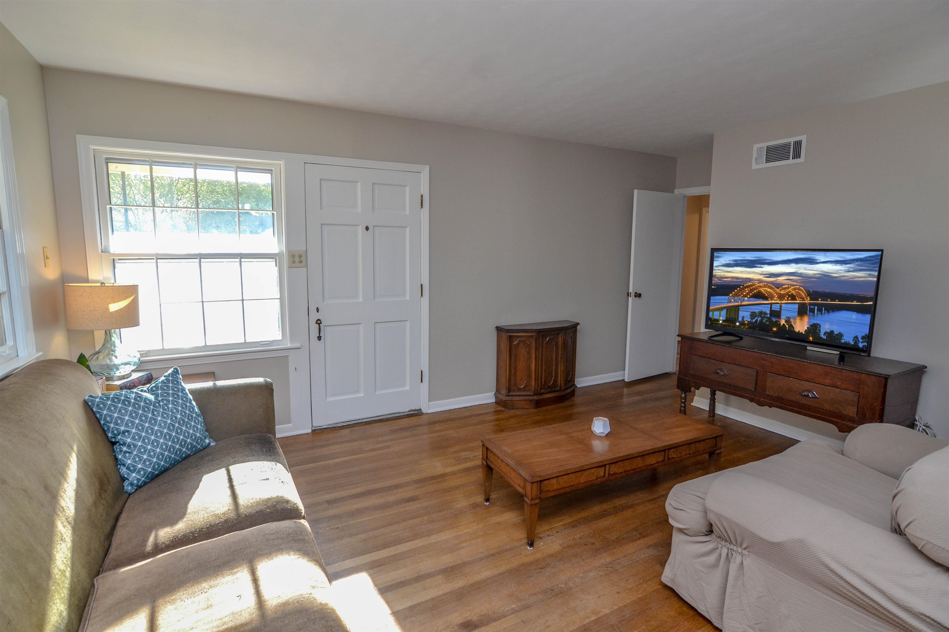 598 North Oak Grove Road Memphis, TN 38120 - Photo 3 of 19 Gallery Image 3