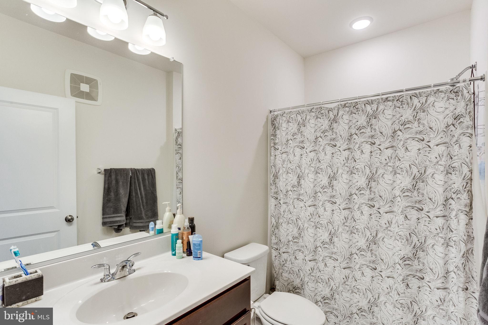 1216 Ribbon Limestone Terrace Southeast Leesburg, VA 20175 - Photo 20 of 33 2nd full bath with tub/shower combo