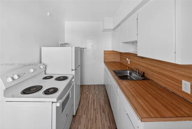 a view of a yard in front of house