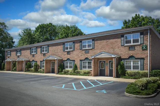 $2,160 | 850 Little E Neck Road, Unit D10, West Babylon, NY 11704
