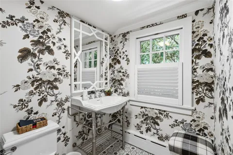 $1,899,000 | 42 Hillcrest Avenue, Roslyn, NY 11576