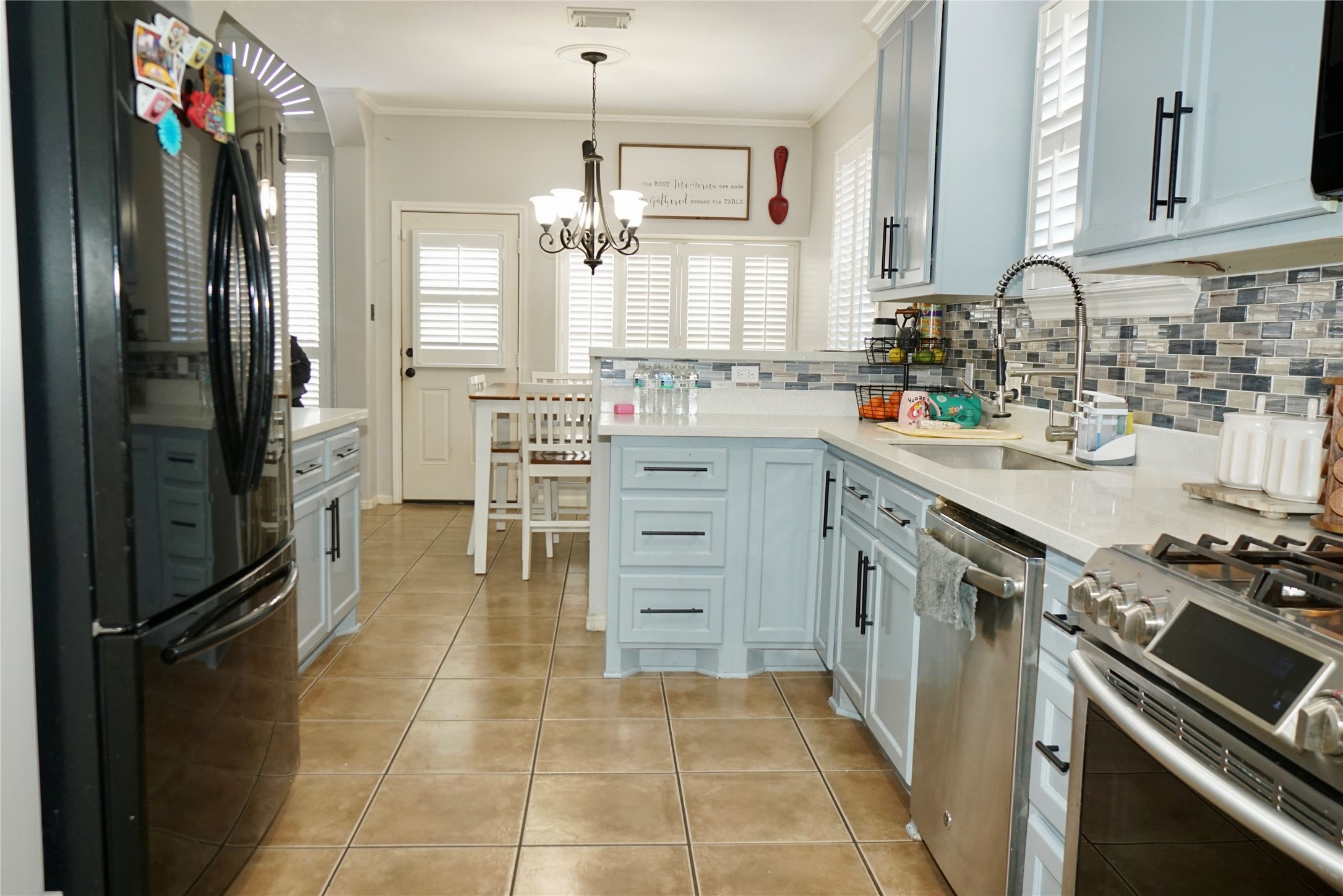1806 Shadow Haven Court Fresno, TX 77545 - Photo 6 of 22 a kitchen with a sink stove and refrigerator