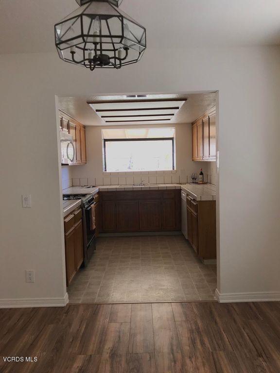 2410 Ridge View Court Simi Valley, CA 93065 - Photo 7 of 18 7