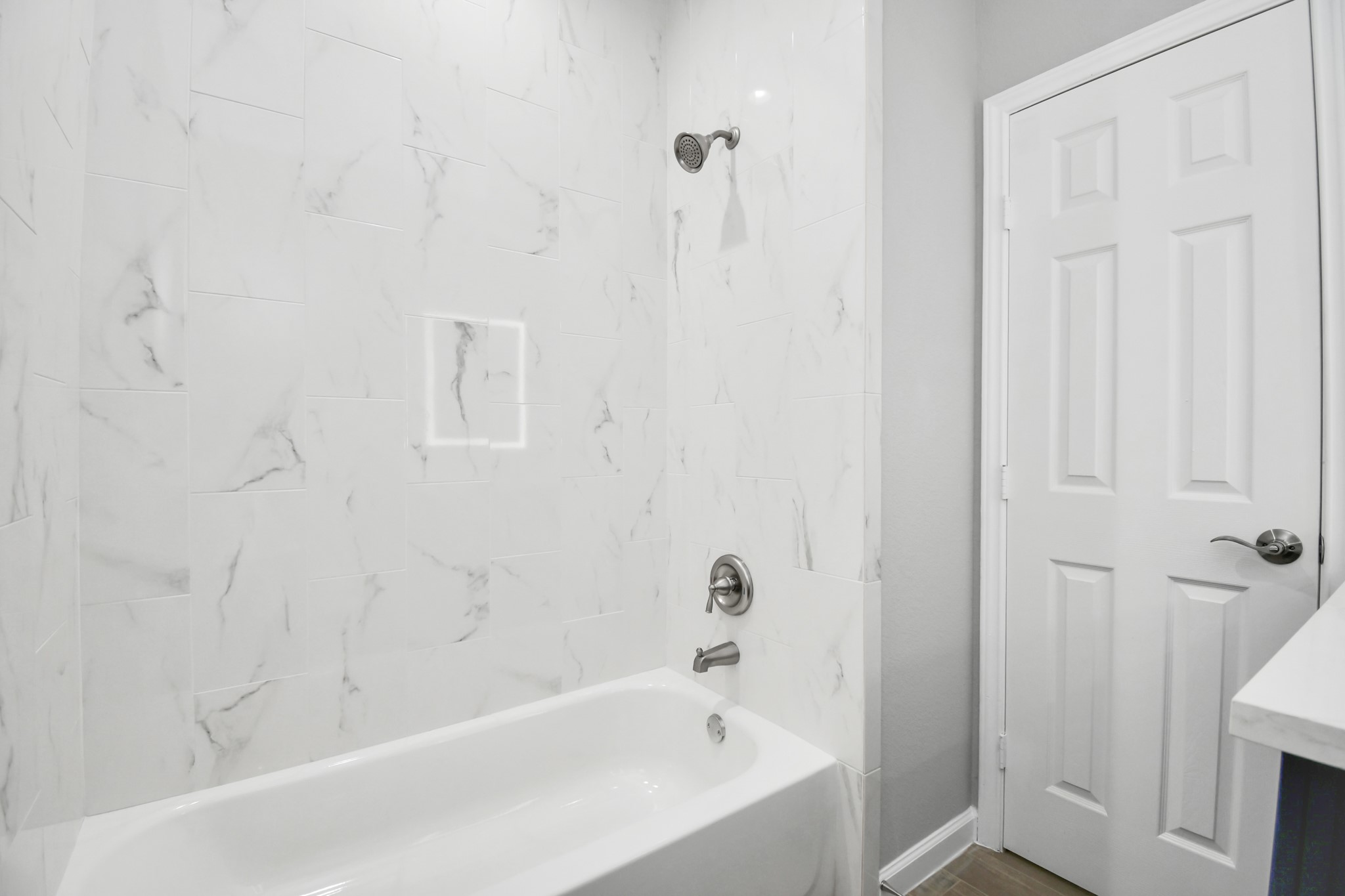 5941 Southlea Street Houston, TX 77033 - Photo 19 of 31 a bathroom with a bathtub