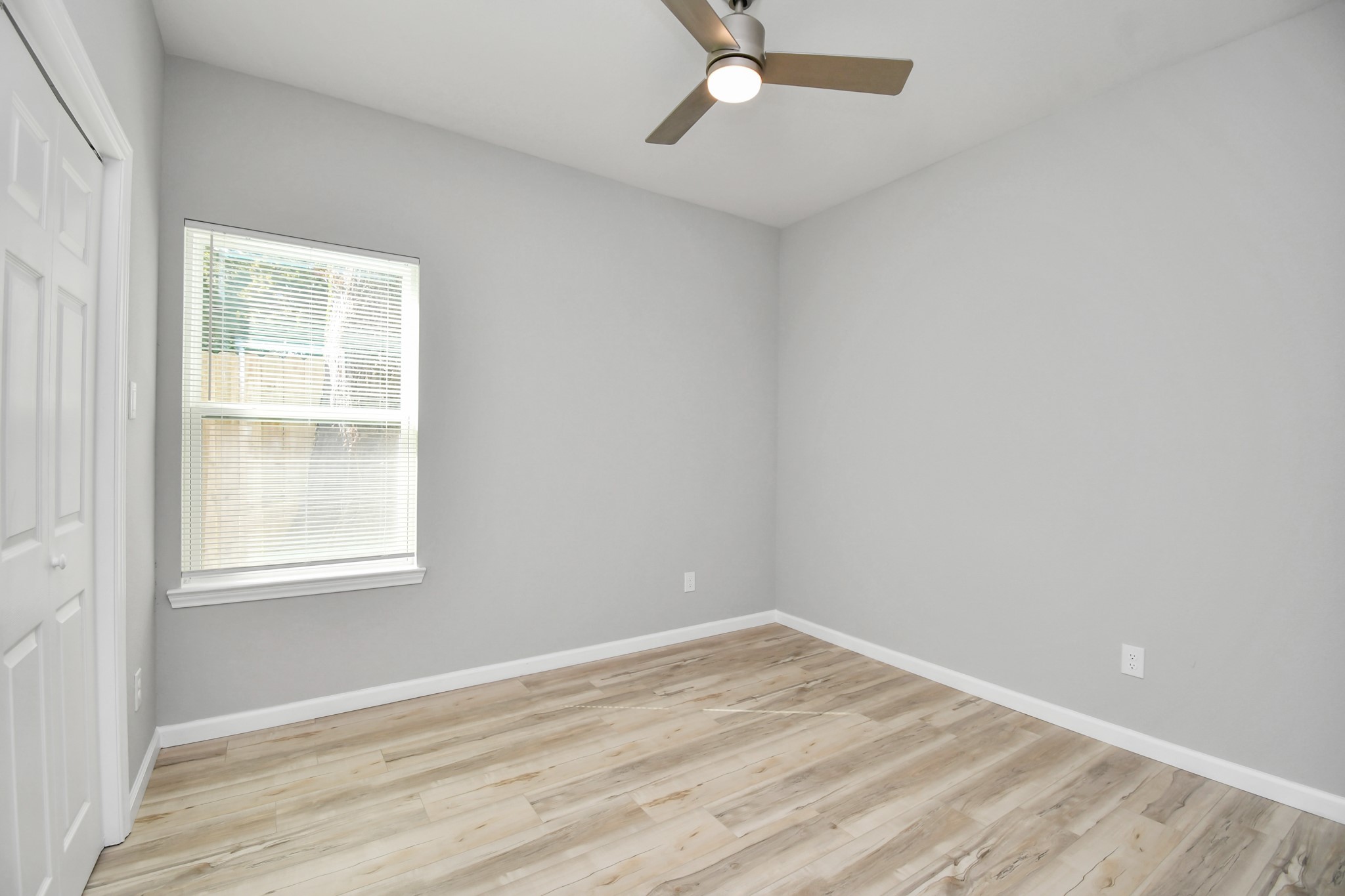 5941 Southlea Street Houston, TX 77033 - Photo 26 of 31 an empty room with a window