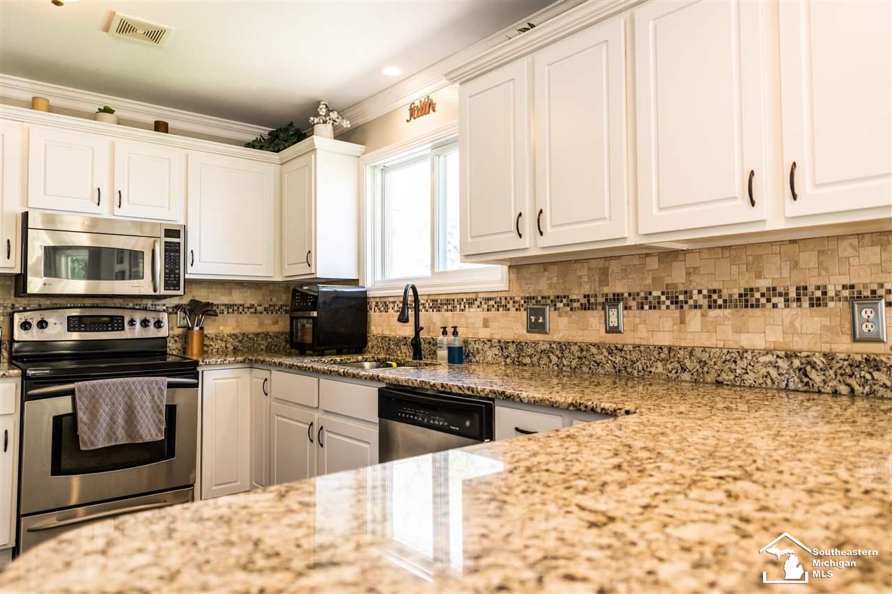 26671 Bell Road New Boston, MI 48164 - Photo 15 of 55 50042310-14.JPG