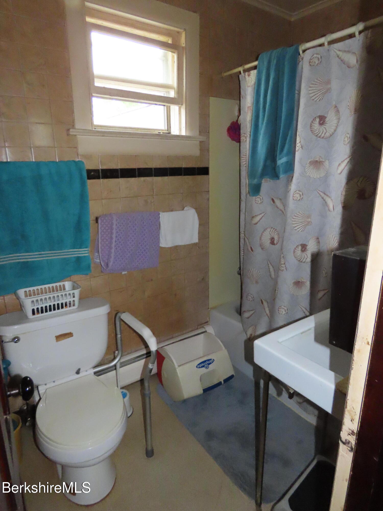 121 Commercial Street Adams, MA 01220 - Photo 18 of 49 Apt. B
