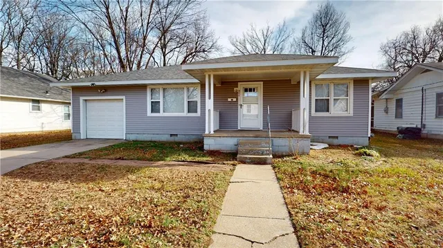$900 | 902 North Cedar Street, Nevada, MO 64772
