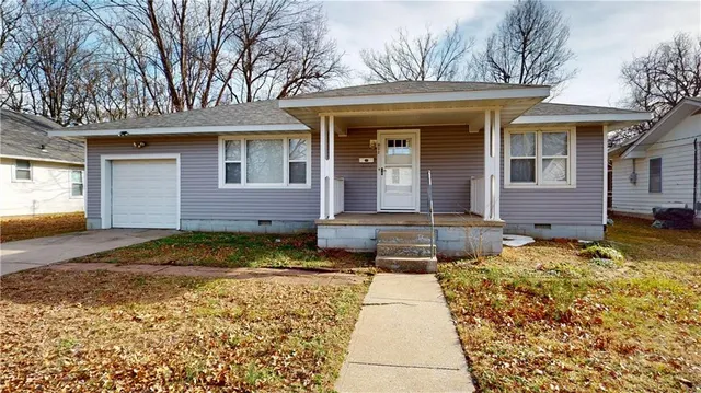 $900 | 902 North Cedar Street, Nevada, MO 64772
