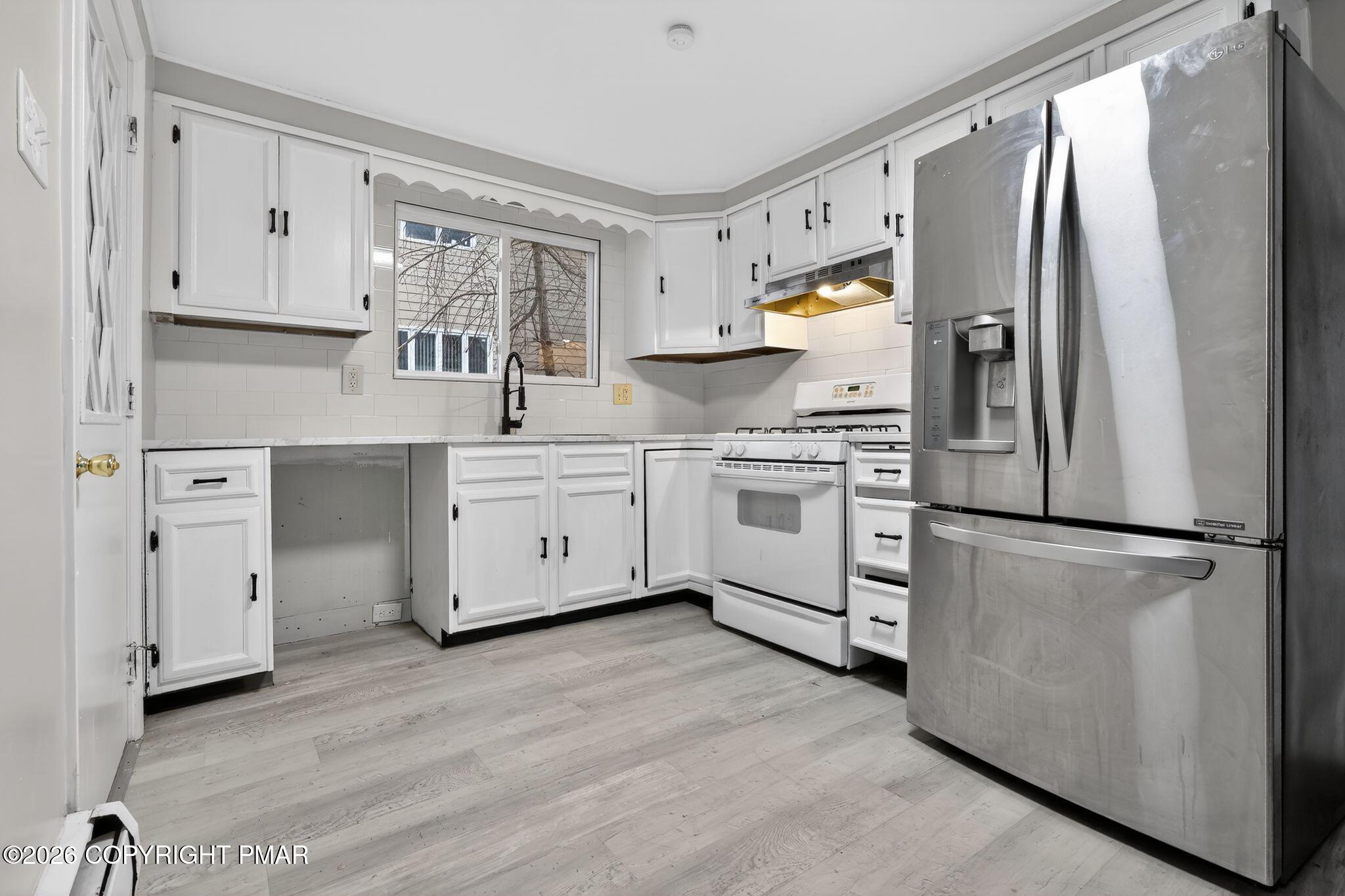 24 Wyoming Street Ashley, PA 18706 - Photo 16 of 29 18_24_Wyoming_St_Ashley_PA_18706-Kitchen