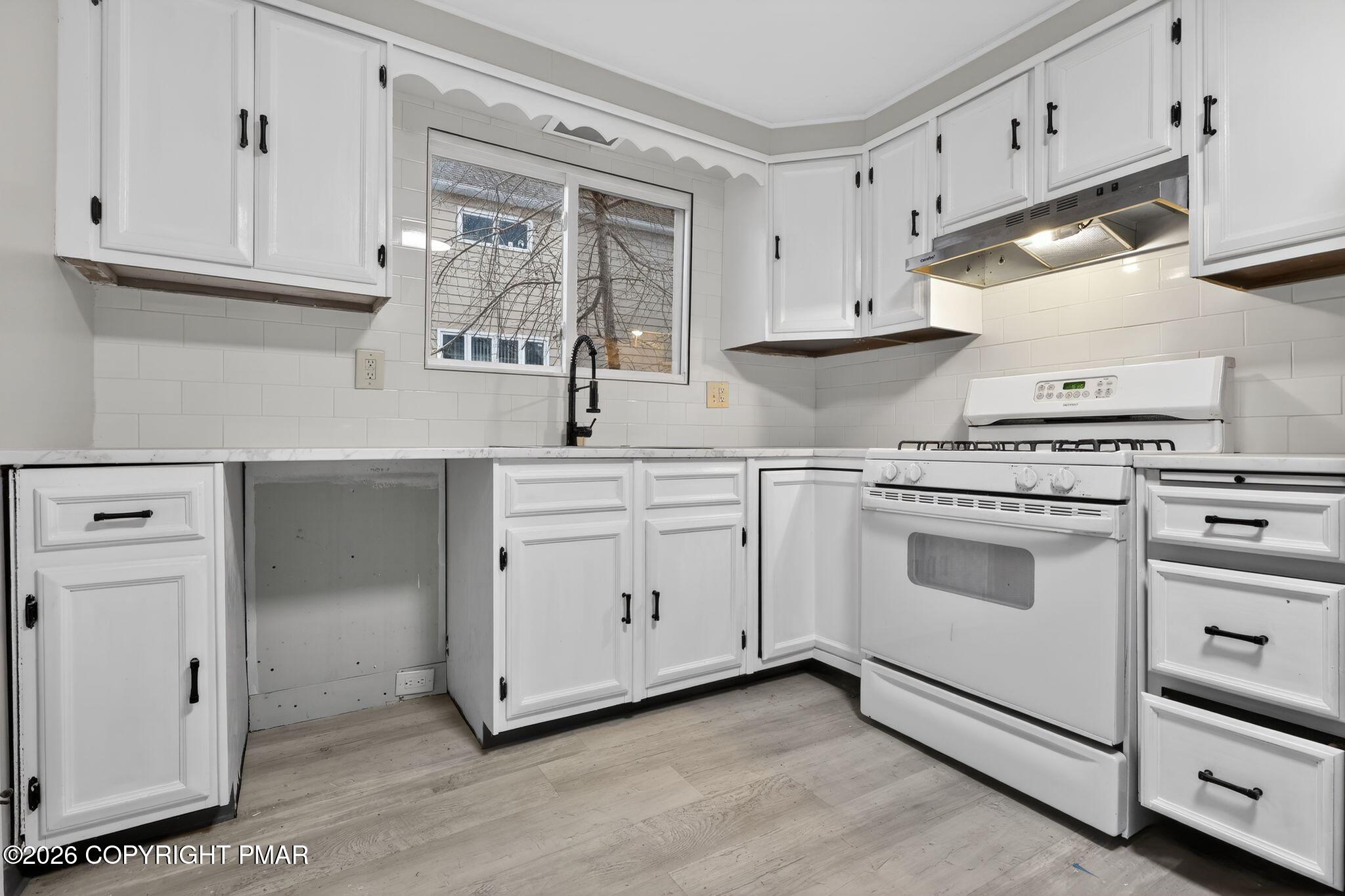 24 Wyoming Street Ashley, PA 18706 - Photo 17 of 29 19_24_Wyoming_St_Ashley_PA_18706-Kitchen