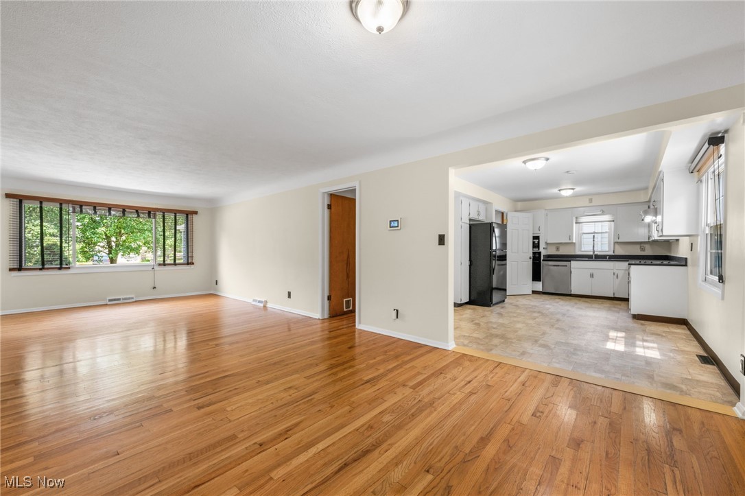 4928 Emmet Road Cleveland, OH 44124 - Photo 8 of 31 Gallery Image 8
