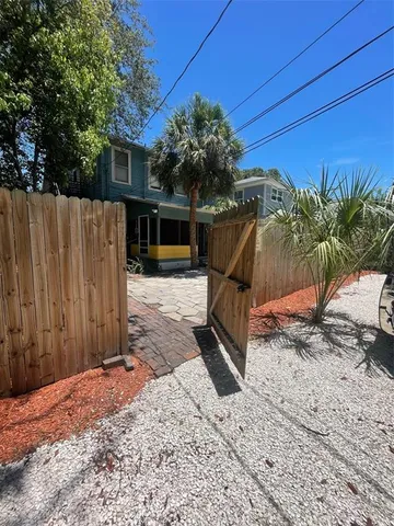 a view of a backyard