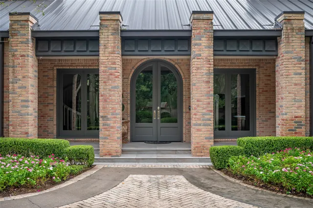 a view of a house with a outdoor space