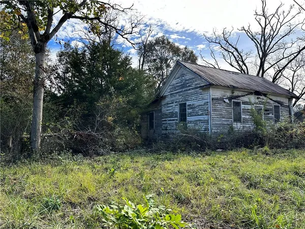a view of a backyard of the house