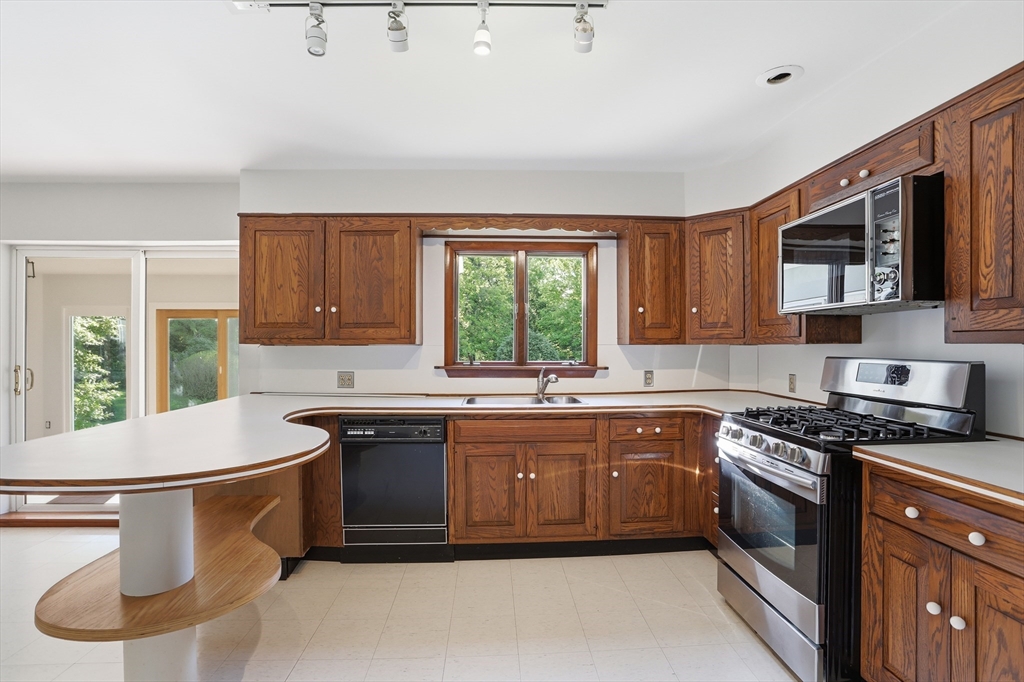 106 Bolton Road Harvard, MA 01451 - Photo 11 of 40