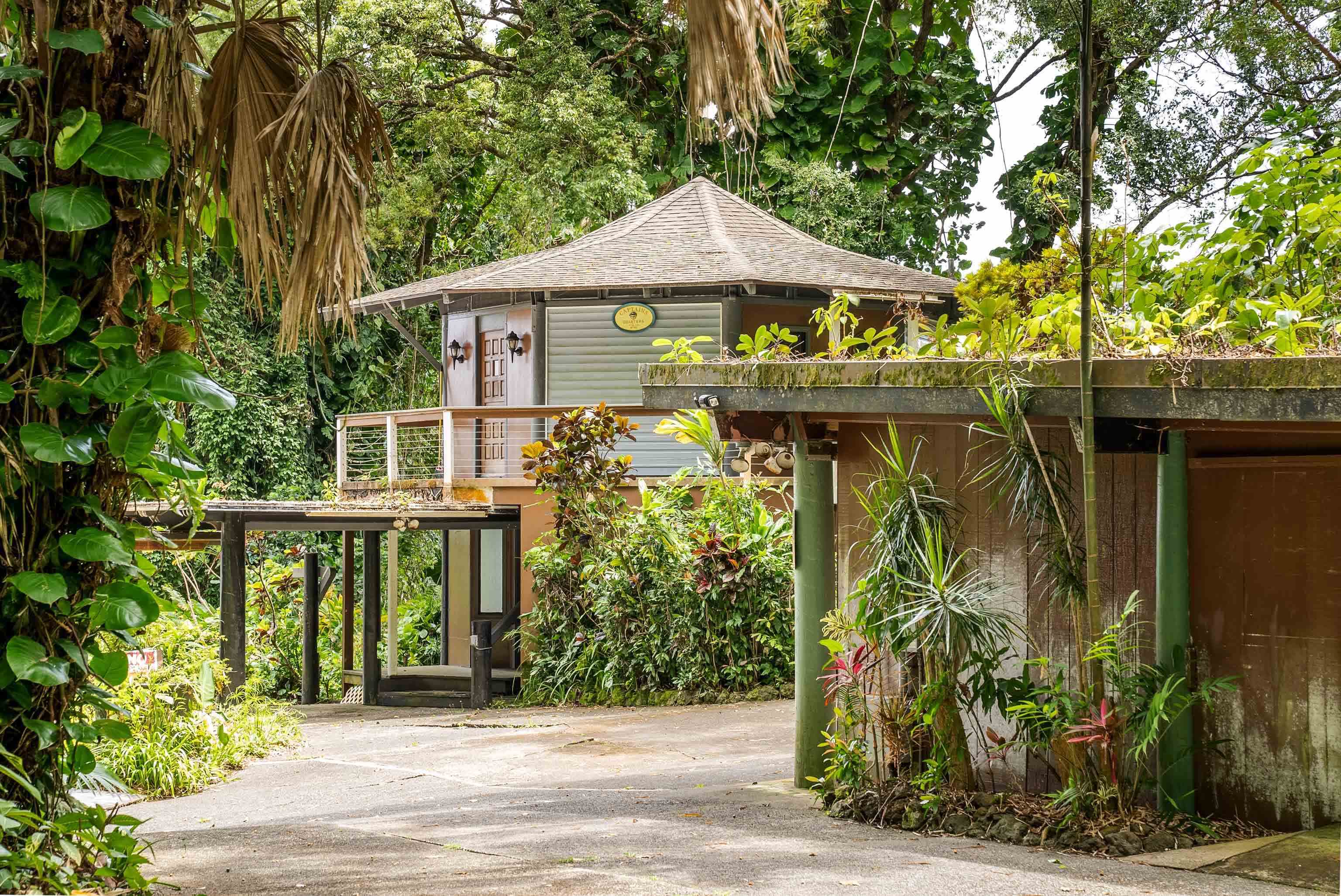 810 Nahiku Road Haiku, HI 96708 - Photo 18 of 50 a front view of house with a garden