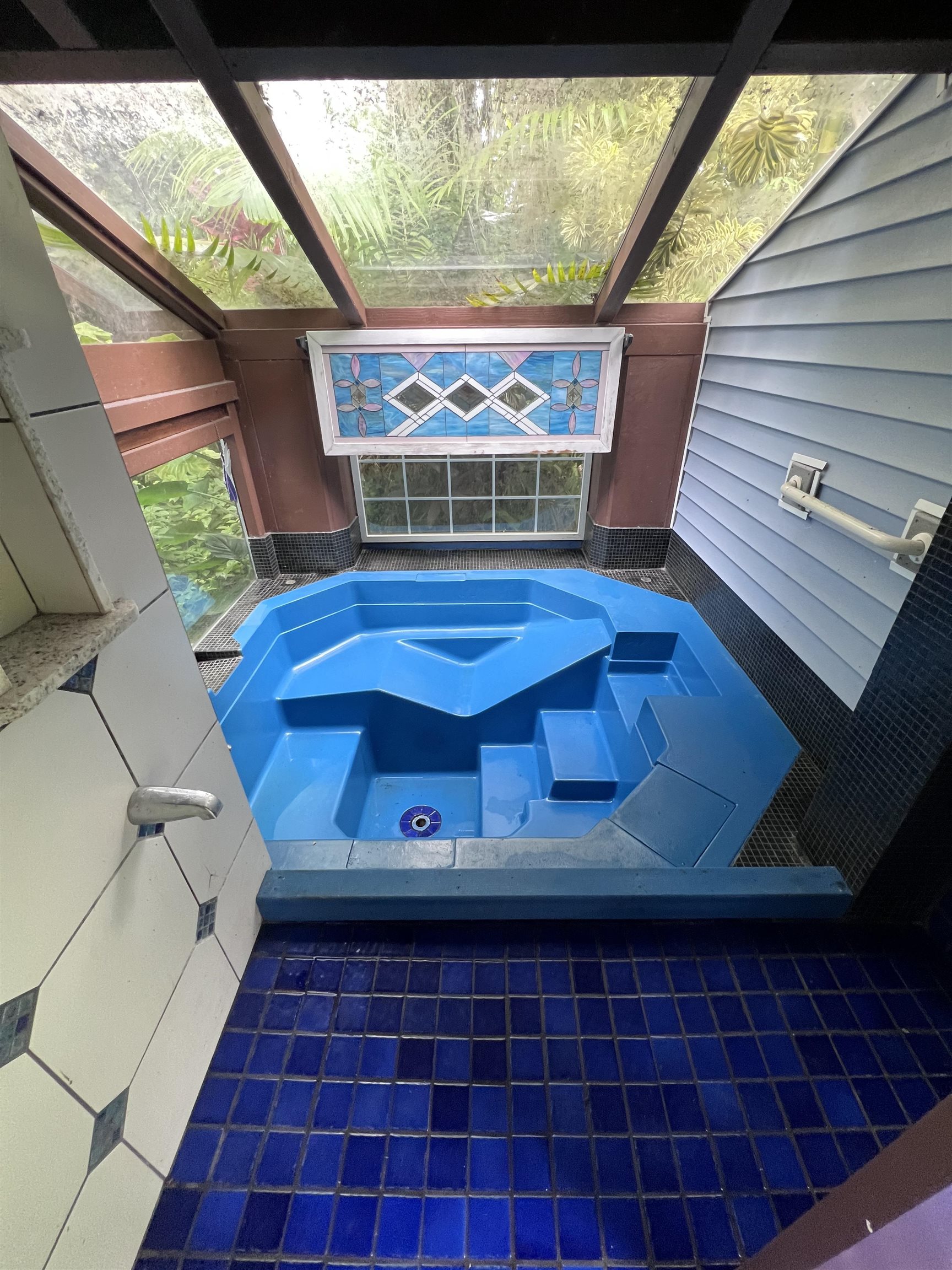 810 Nahiku Road Haiku, HI 96708 - Photo 34 of 50 a view of balcony with furniture