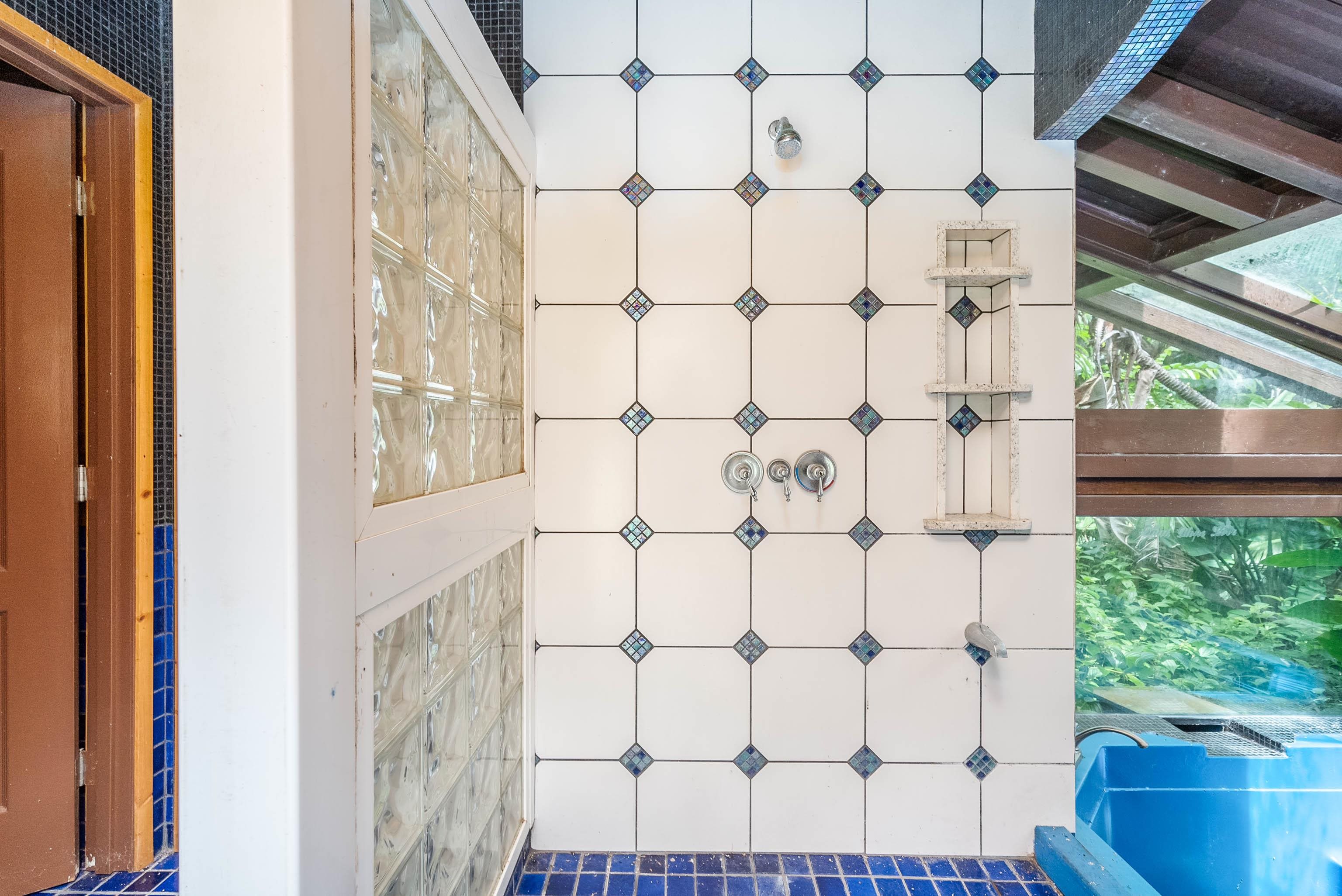 810 Nahiku Road Haiku, HI 96708 - Photo 35 of 50 a picture of door with glass windows