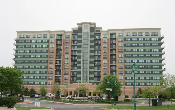 $2,275 | 6420 Double Eagle Drive, Unit 603, Woodridge, IL 60517