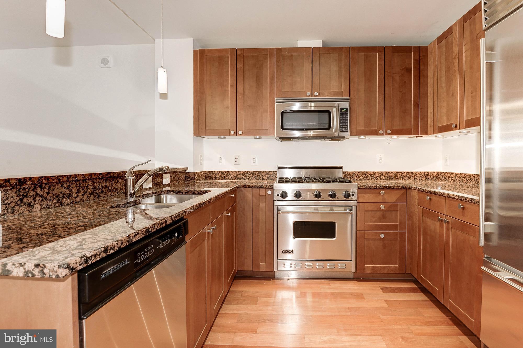 2425 L Street Northwest, Unit 434 Washington, DC 20037 - Photo 9 of 37 Viking Gas Range