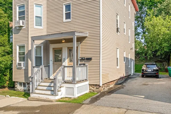 $2,900 | 18 St Clair Street, Unit 3, Lynn, MA 01902