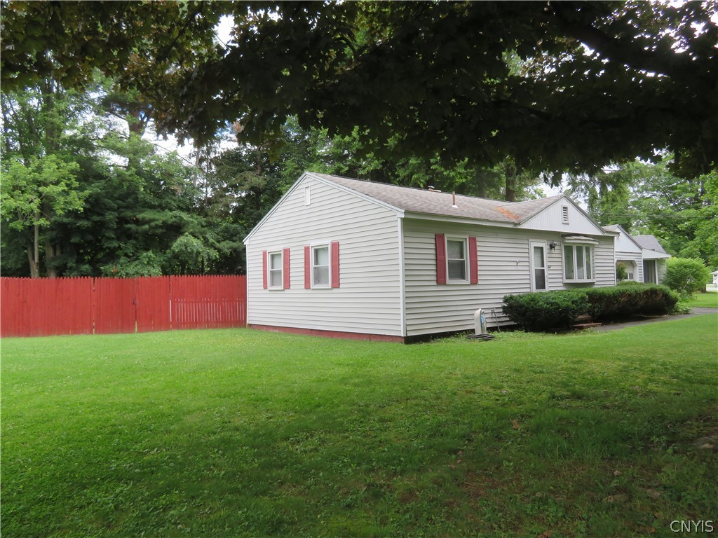 8 Pinecrest Road New Hartford, NY 13413 - Photo 2 of 14