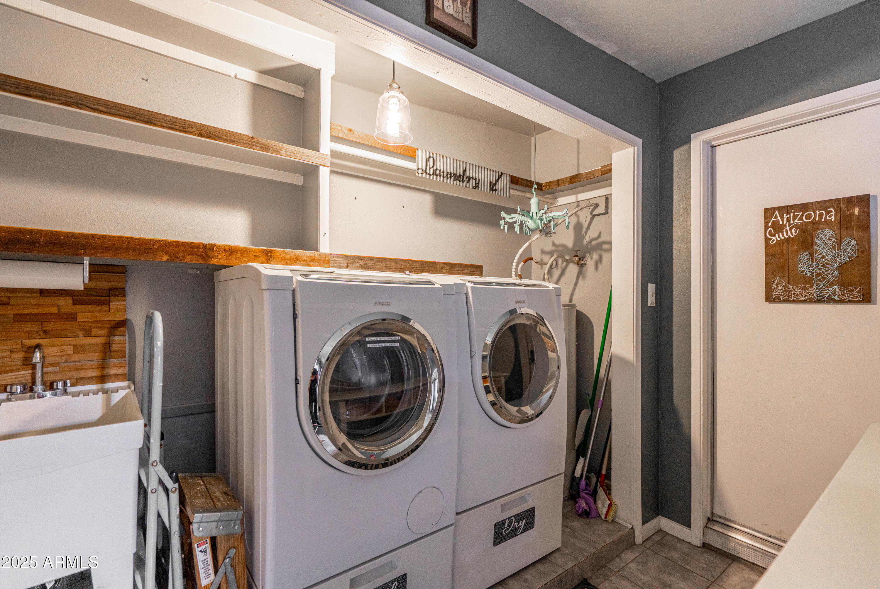 18422 North 30th Lane Phoenix, AZ 85053 - Photo 14 of 16 a utility room with dryer and washer