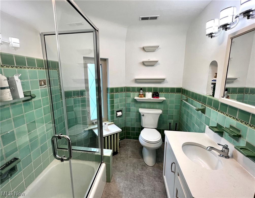 3538 Edison Road Cleveland, OH 44121 - Photo 17 of 20 Upstairs bath