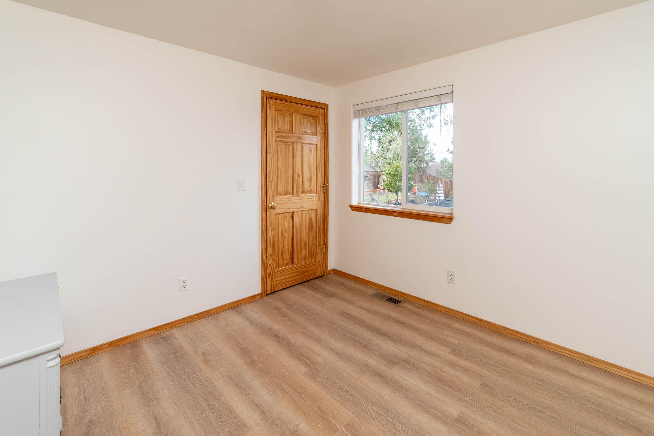 773 Northeast Mason Road Bend, OR 97701 - Photo 15 of 25 Guest bedroom with large closet