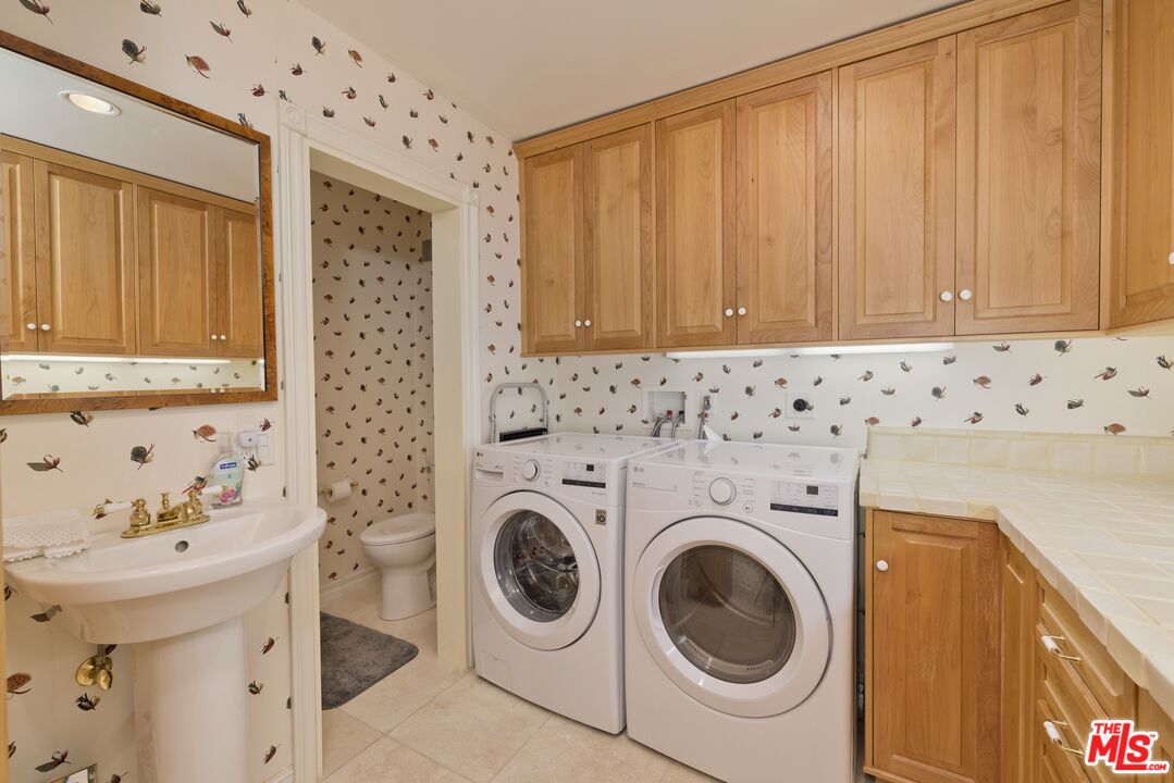370 Ranch Road Mammoth Lakes, CA 93546 - Photo 22 of 38 a utility room with dryer and washer