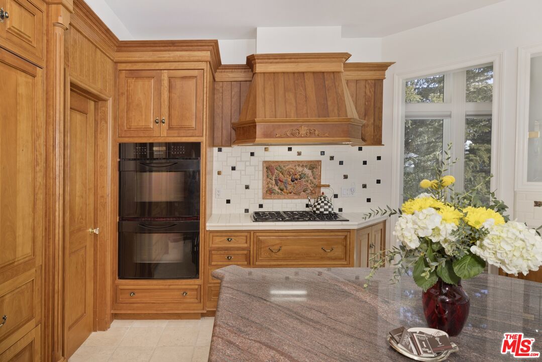 370 Ranch Road Mammoth Lakes, CA 93546 - Photo 10 of 38 a view of living room